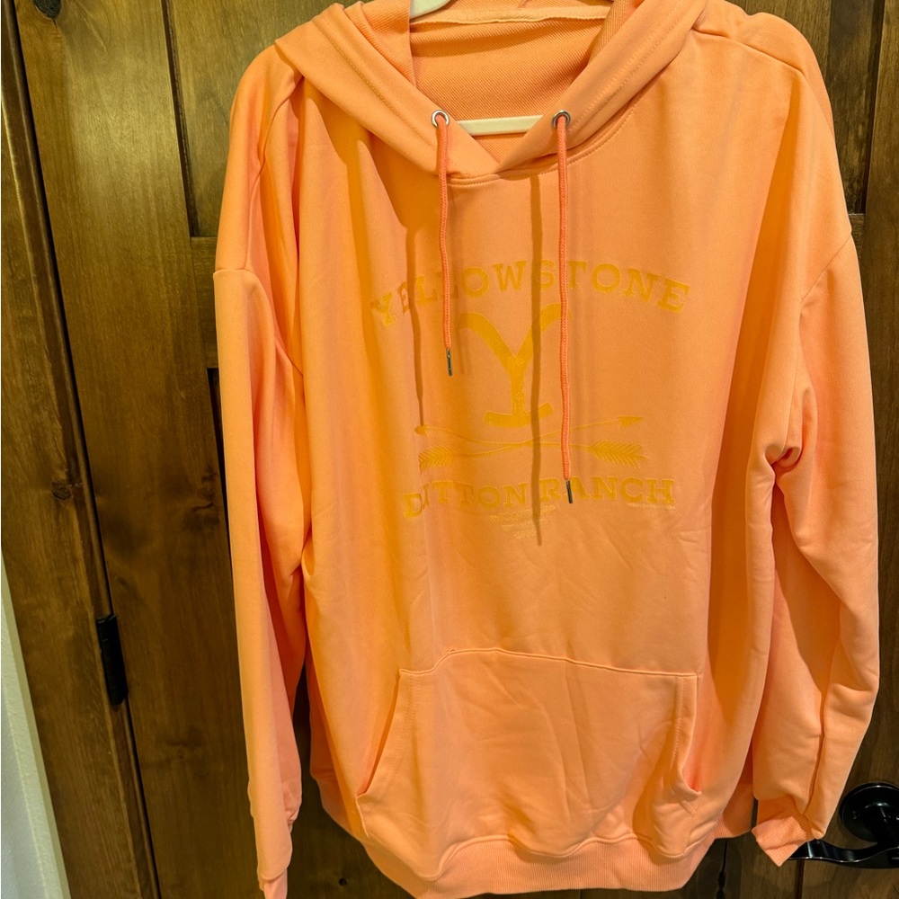 Sweatshirt peach with gold letters Yellowstone